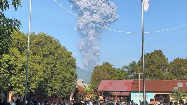 Mount Dukono Eruption in Indonesia: 3 Dead, 20 Hikers Missing Following Massive Ash Cloud