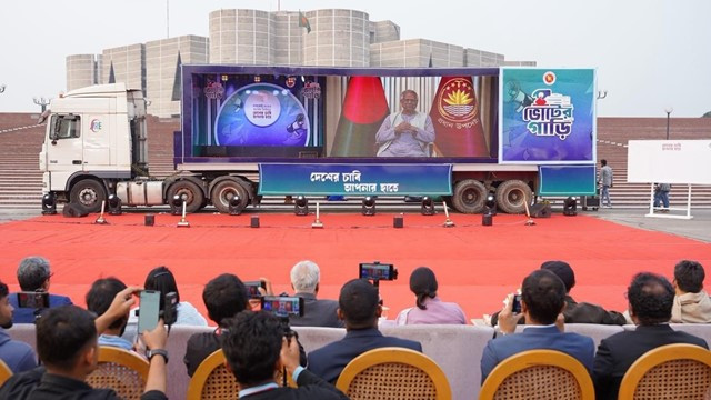 Voting Vehicle 'Super Caravan' Begins Journey Nationwide