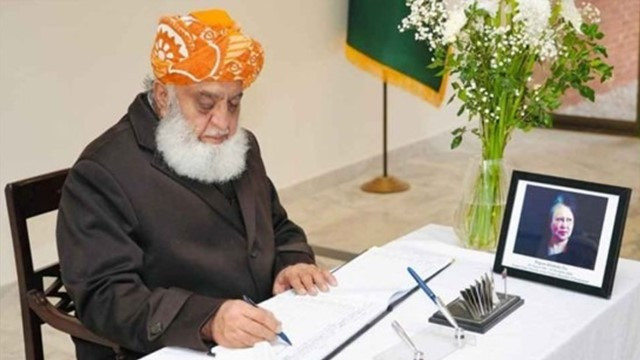 Pakistani Politician Fazlur Rahman Signs Condolence Book for BNP Chairperson Khaleda Zia