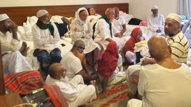 50 Umrah Pilgrims from Pabna Return Home via Qatar, Pay Extra Tk 20,000 Each