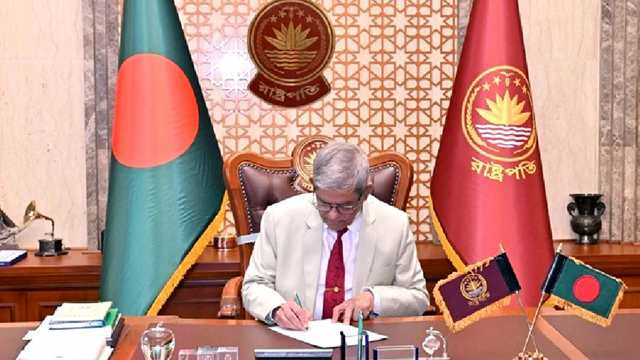 Newly Elected President Mirza Fakhrul Begins Official Duties at Bangabhaban