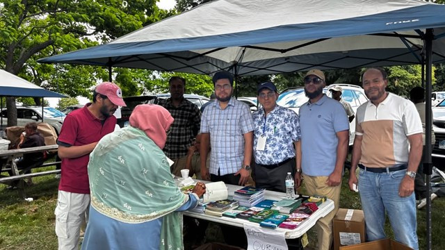 MUNA Connecticut Chapter Organizes Dawah Table in Bridgeport