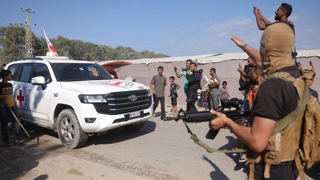 Hamas Hands Over 13 Israeli Prisoners to Red Cross