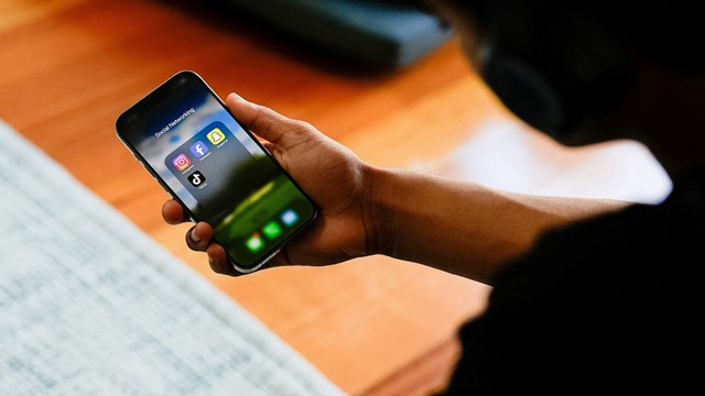 Australia Passes Law to Ban Children from Using Facebook and TikTok