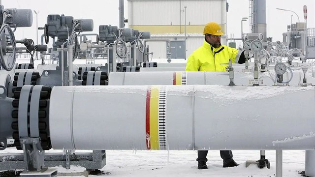 EU to Stop Importing Russian Gas by 2027