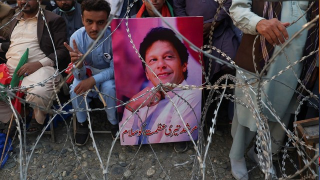 Pakistan Completely Bans Visits to Imran Khan in Prison