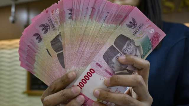 Indonesian Rupiah Falls to Record Low Amid Economic Concerns