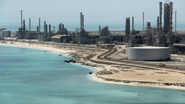 Saudi Economy Contracts 4.8% in Q2 Amid Middle East Tensions and Oil Sector Slump