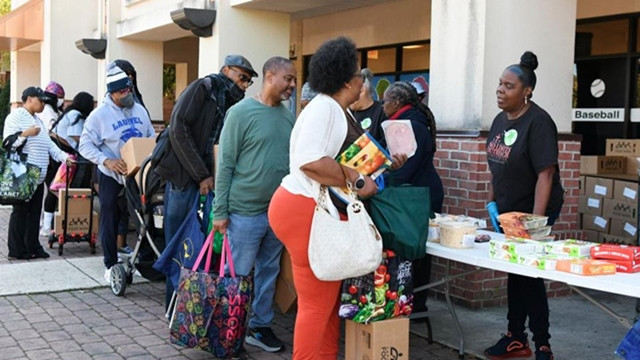 U.S. government shutdown continues; federal workers line up at food banks