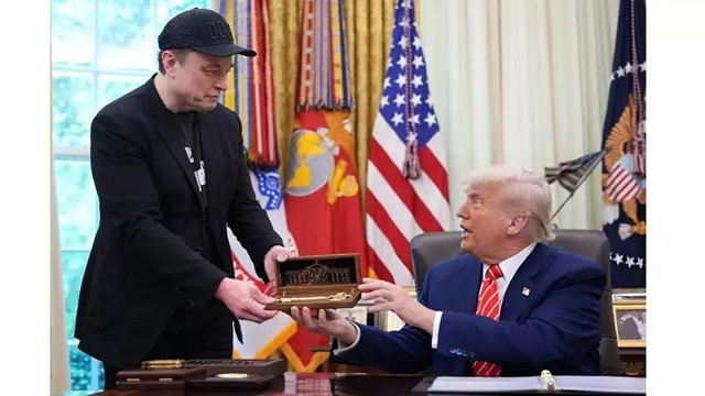 Trump bids Farewell to Elon Musk by gifting him a Golden Key