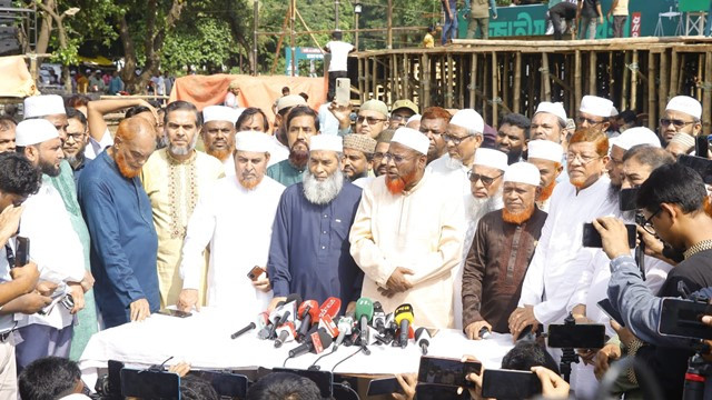 Crowds of Leader-activist Gather at Suhrawardy Udyan on Friday, the Stage is Ready
