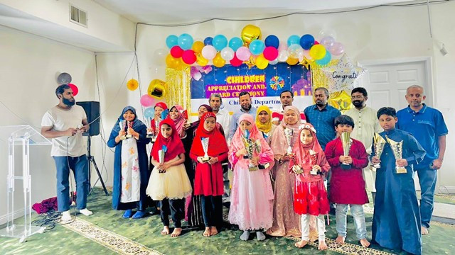 Guests with the award-winning children and teenagers. Photo: MUNA