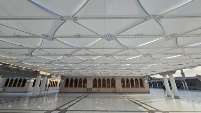 New Shades Installed in Masjid-e-Nabawi to Ensure Worshipers' Comfort