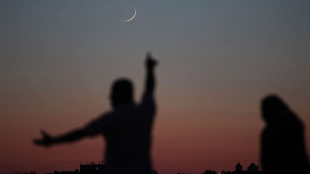 Muslims Worldwide Begin Ramadan Fasting as Crescent Moon is Sighted