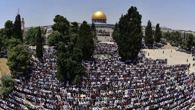 Over 100,000 Worshippers Attend Friday Prayers at Al-Aqsa After Reopening