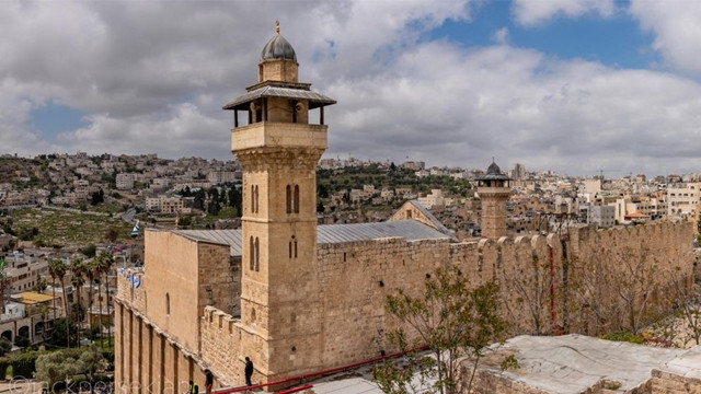 Israel Blocks Palestinian Worshippers From Entering Ibrahimi Mosque in Hebron