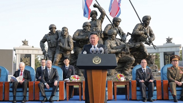 Kim Jong Un Praises Soldiers Who Chose Suicide Over Capture in Ukraine Conflict