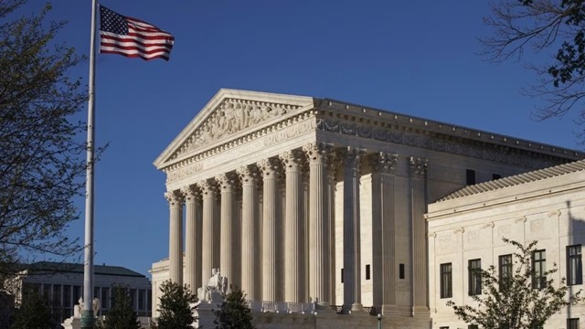 US Supreme Court Allows Revival of Trump’s Policy to Deport Migrants to Third Countries