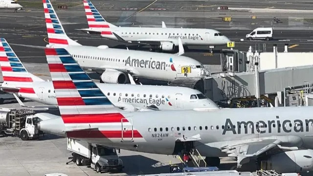 Air Traffic Controller Averts Potential Collision Between Two American Airlines Flights in Phoenix