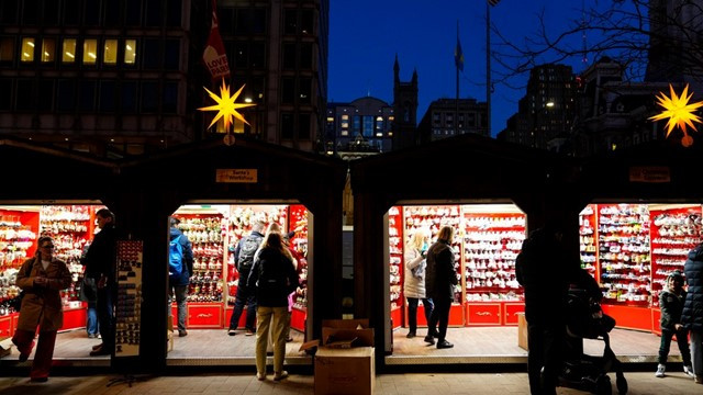 Americans Dip Into Savings During Holiday Season Amid Economic Anxiety, Survey Finds